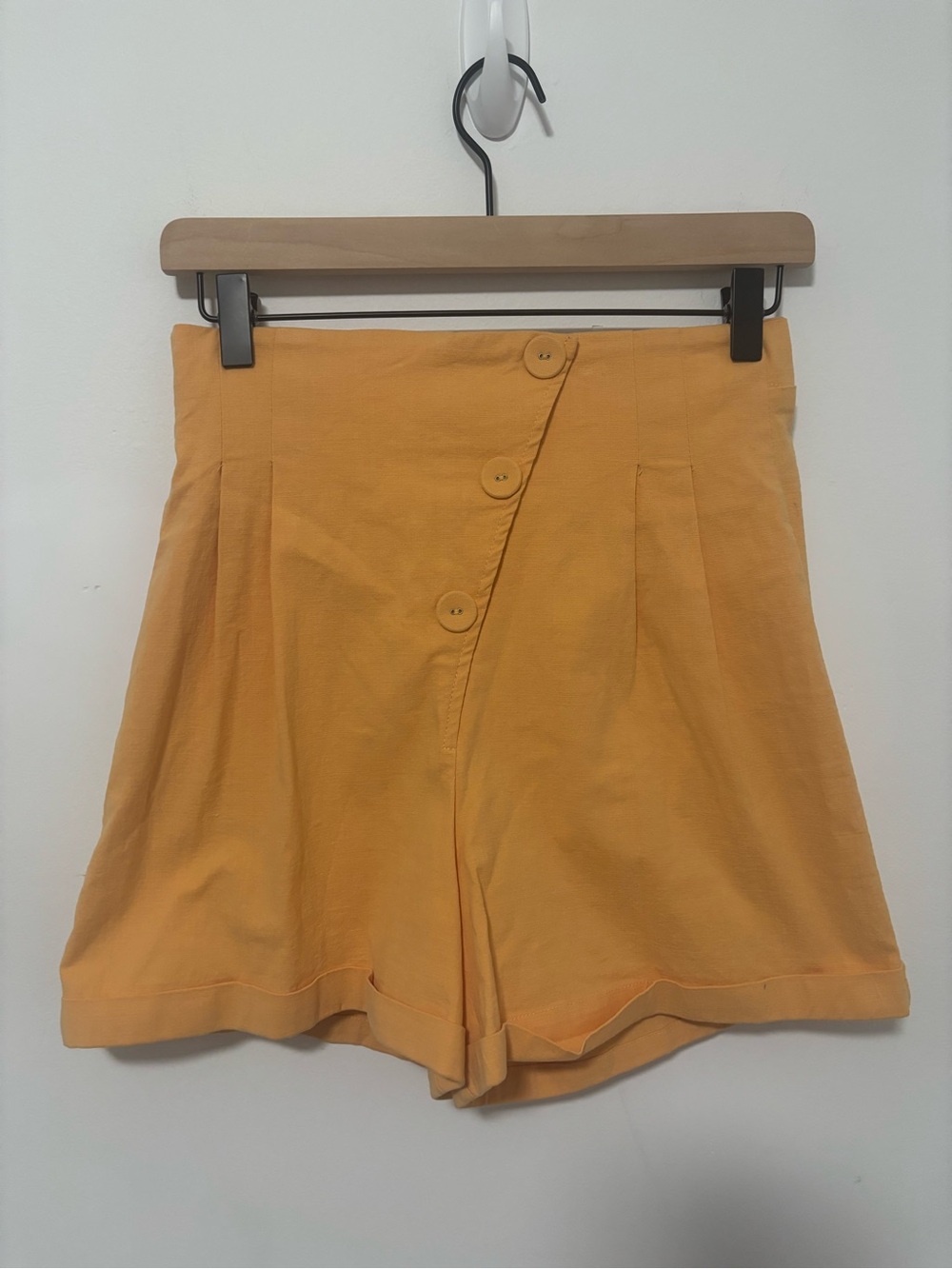 Entro Hugh waisted asymmetrical button pleased light orange shorts